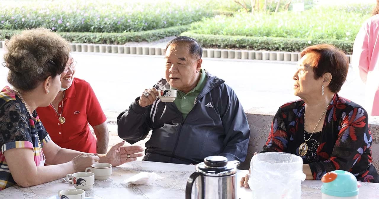 ‘ประวิตร’ ตื่นเช้าวันหยุด เดินออกกำลังกายสวนลุมพินี แวะซื้อกับข้าวหลายอย่าง