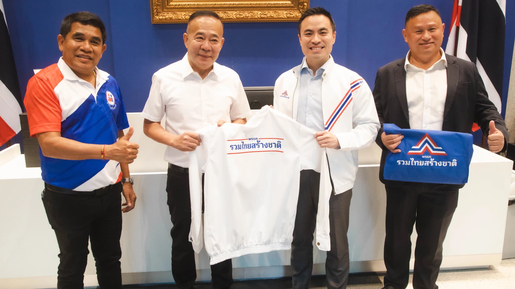 ‘สมหวัง อัสราษี – เจ๋ง ดอกจิก’ แกนนำเสื้อแดง พลิกขั้วสวมเสื้อร่วมงาน ‘รวมไทยสร้างชาติ’