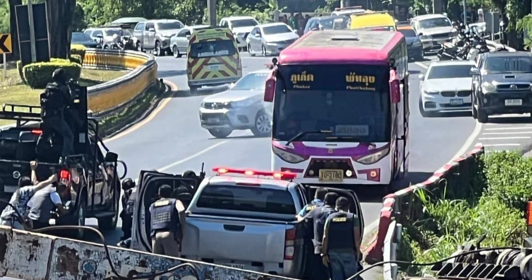 สรุป 5 ชั่วโมง ปฏิบัติการล้อมจับชายคลั่งกราดยิงบนรถทัวร์ภูเก็ต ก่อนผู้ก่อเหตุยิงตัวเองเสียชีวิต