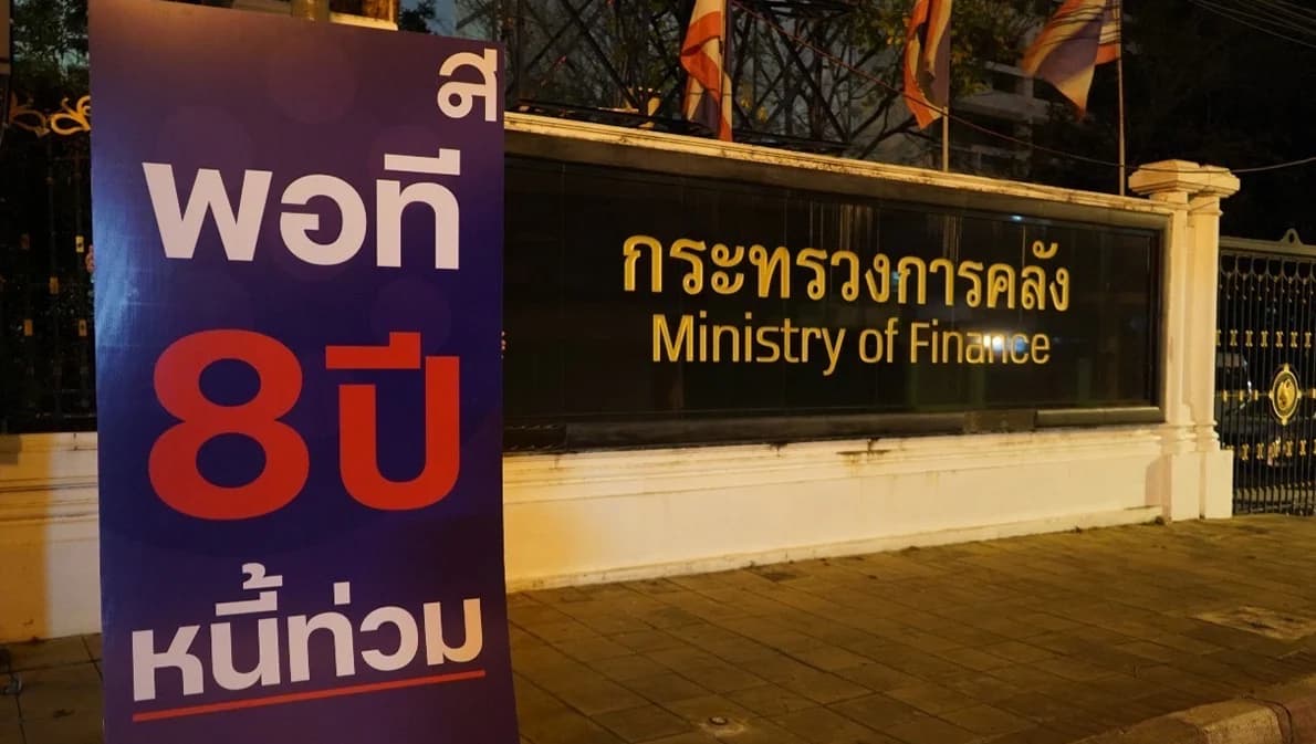 ‘ไทยสร้างไทย’ ผุดป้ายอภิปรายไม่ไว้วางใจนอกสภา ‘8 ปีหนี้ท่วม’