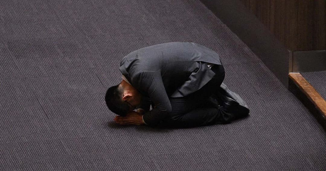 ‘มงคลกิตติ์’ ก้มกราบลาสภาผู้แทนฯ อ้อนขอกลับมาทำหน้าที่ ส.ส.ครั้งหน้า อภิปรายนายกฯ บริหารก่อทุจริต 4 ข้อ