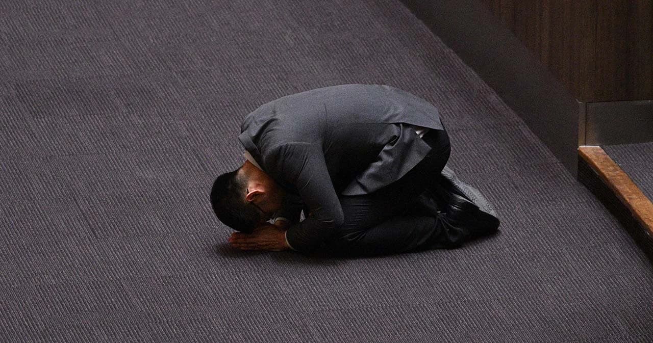 ‘มงคลกิตติ์’ ก้มกราบลาสภาผู้แทนฯ อ้อนขอกลับมาทำหน้าที่ ส.ส.ครั้งหน้า อภิปรายนายกฯ บริหารก่อทุจริต 4 ข้อ