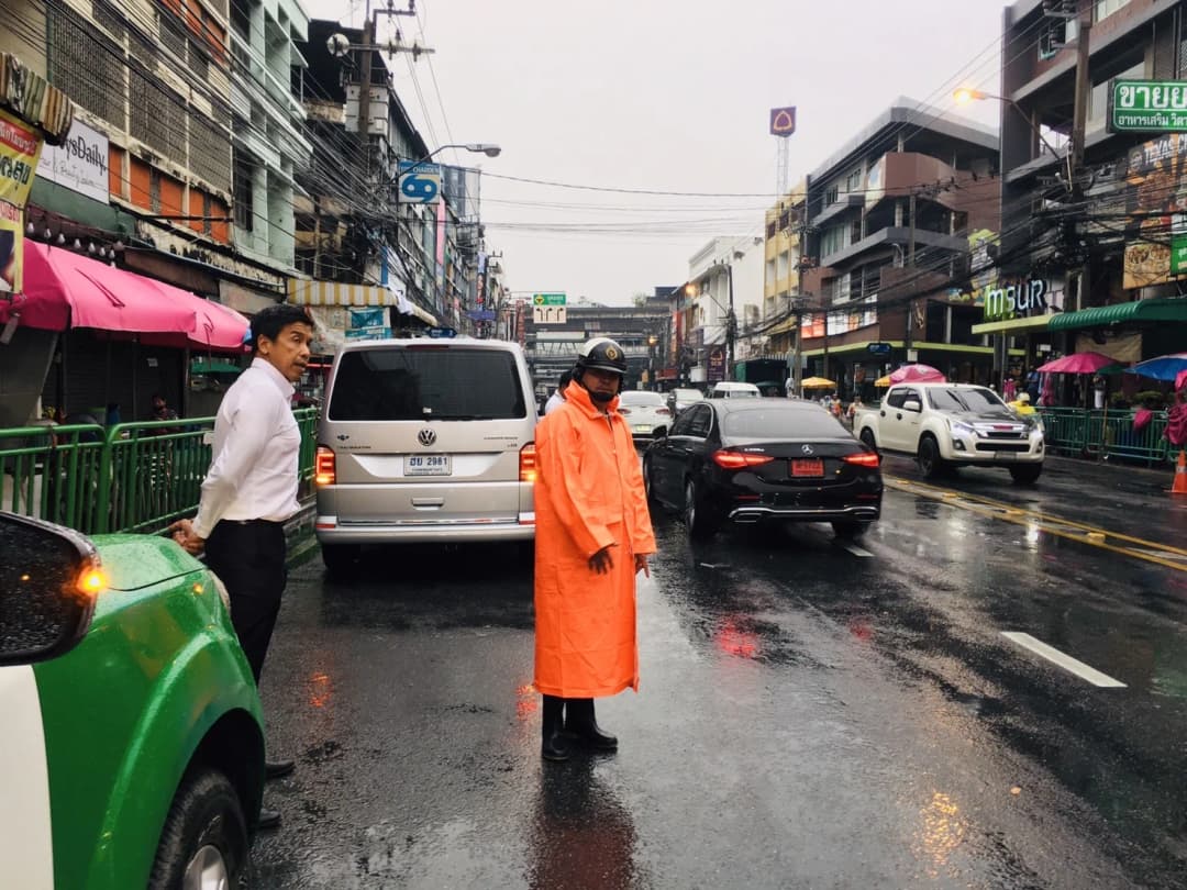 ผู้ว่าฯ ชัชชาติ ติดตามน้ำท่วมขังเขตอุดมสุข พยากรณ์อากาศบอกจะมีฝนถึง 17 ก.พ.นี้