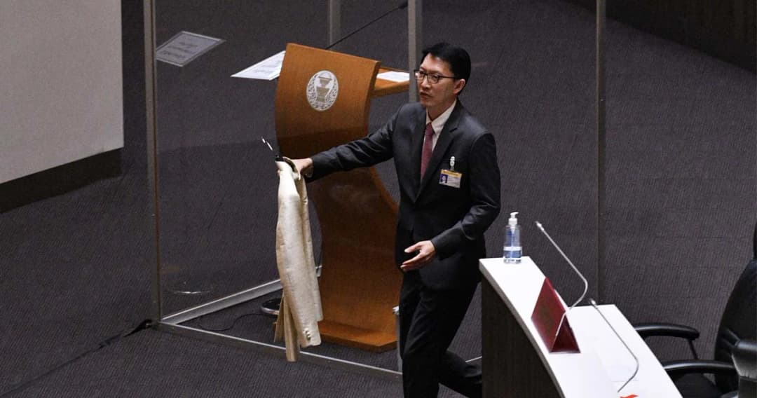 ‘เลิศศักดิ์’ เพื่อไทย ฝากสูทให้ ‘รองนายกฯ วิษณุ’ อ้างเรียกรับจากผู้บริหาร ป.ป.ท.