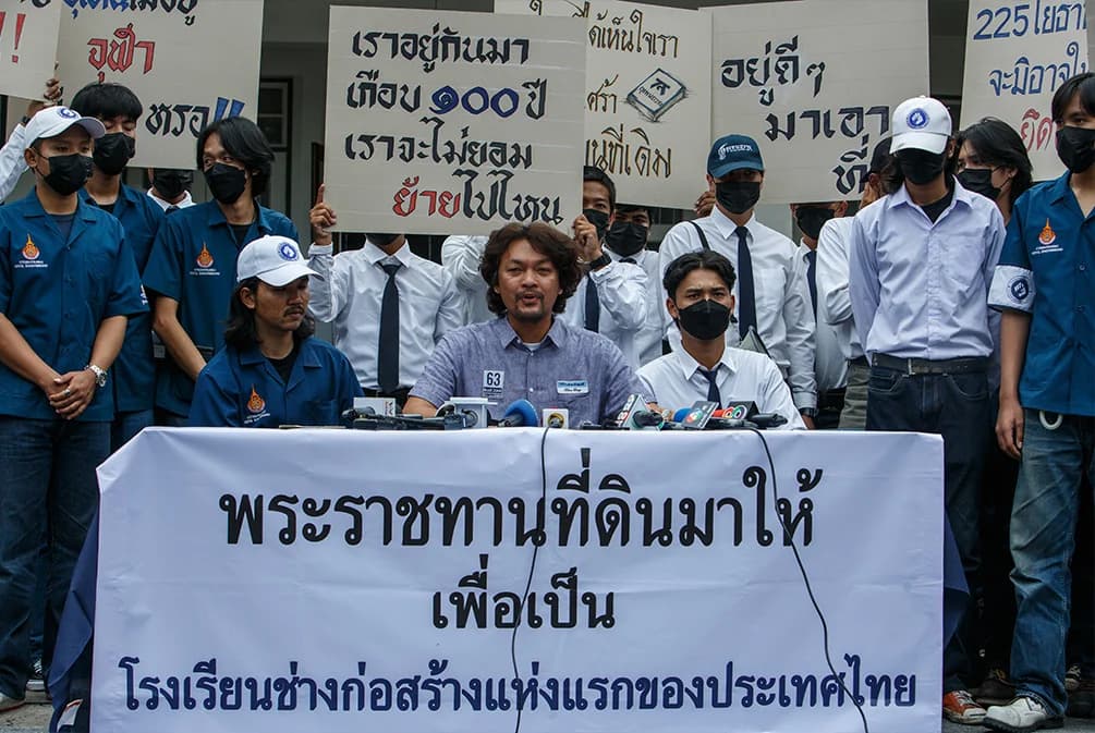 ‘อุเทนถวาย’ รวมตัวคัดค้านย้ายที่ตั้งมหาวิทยาลัย