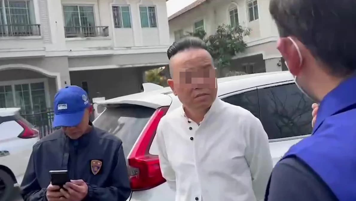 ตำรวจรวบ ‘หยู ซิน ฉี’ คาบ้านพัก คุมตัวสอบปมตั้งสมาคมเถื่อน แอบอ้างเบื้องสูง