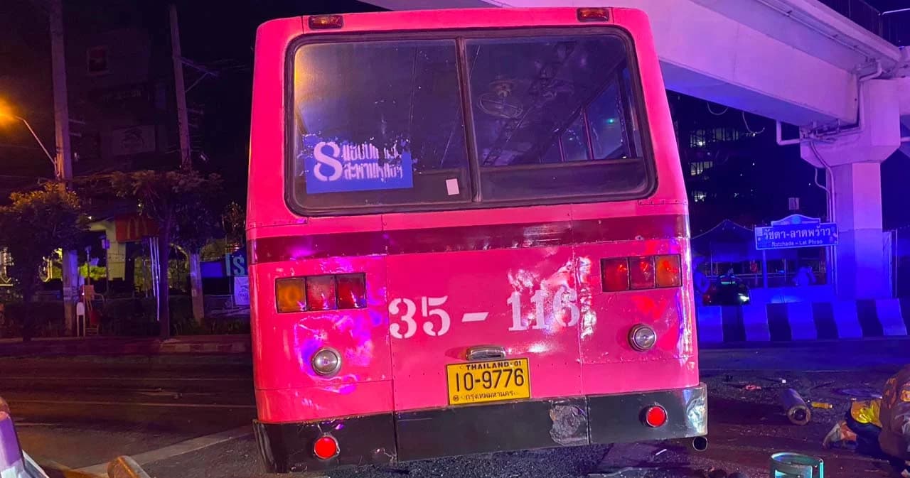 รถเมล์สาย 8 ชน สี่ล้อรับส่งคนงาน บาดเจ็บกว่า 10 คน สาหัส 4 คน