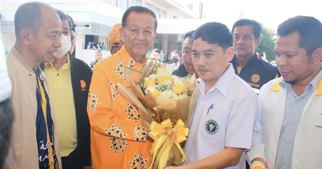‘วันมูหะมัดนอร์ มะทา’ ต้อนรับ ‘นพ.สุภัทร’ ย้ายมา รพ.สะบ้าย้อยวันแรก 