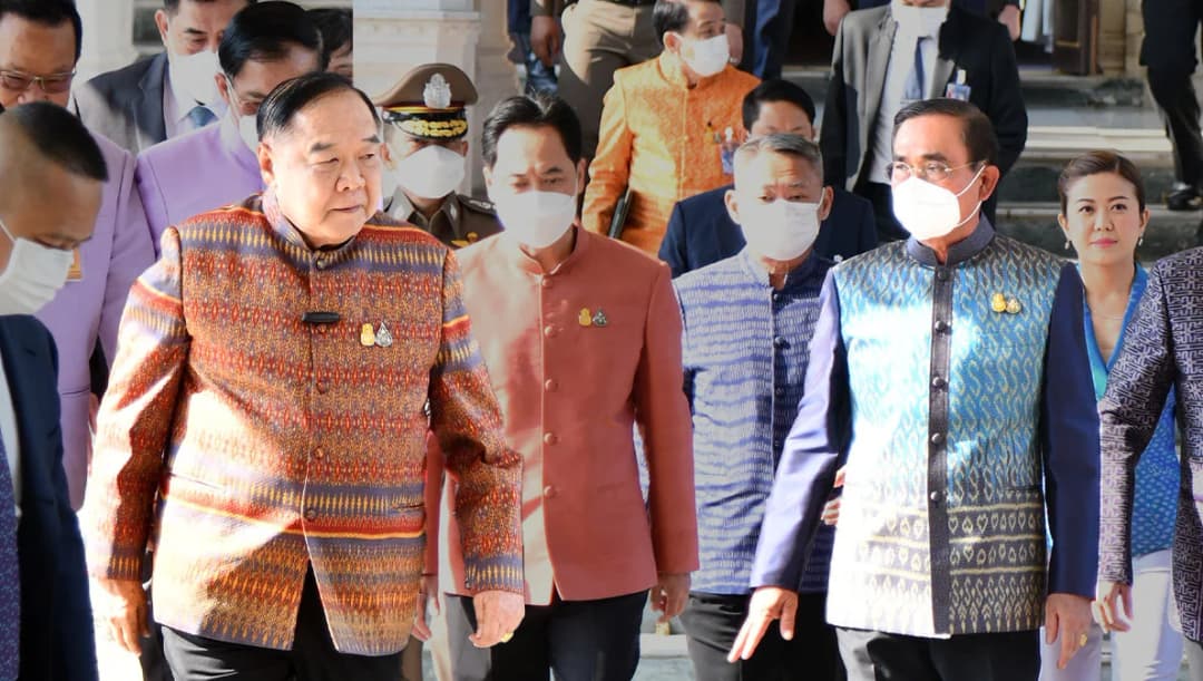 ‘ประยุทธ์-ประวิตร’ เข้าทำเนียบ ปัดตอบปมระเบียบใหม่ กกต. อาจทำให้ ‘พลังประชารัฐ’ ถูกยุบพรรคได้