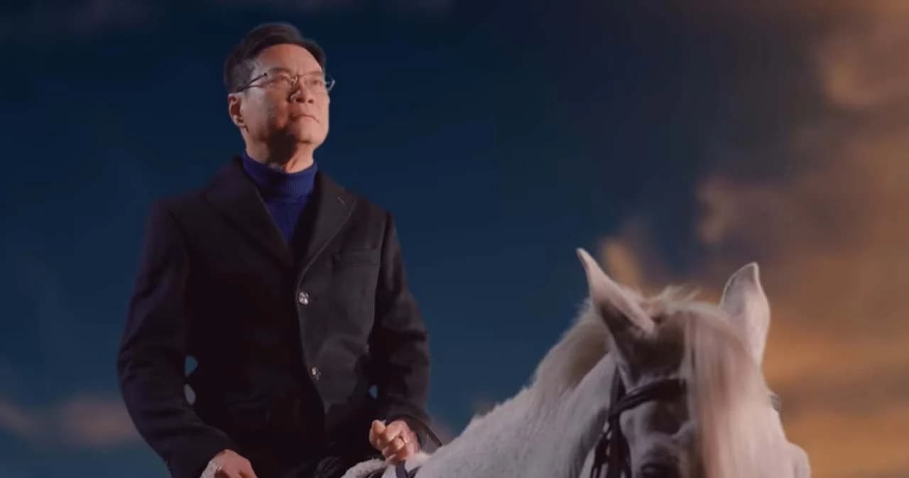 ‘ประชาธิปัตย์’ ปล่อยทีเซอร์เอ็มวี เพลง ‘เช้าวันใหม่’ หาเสียงเลือกตั้ง 66 จุรินทร์ขี่ม้าขาว-ชวนสะบัดชัย