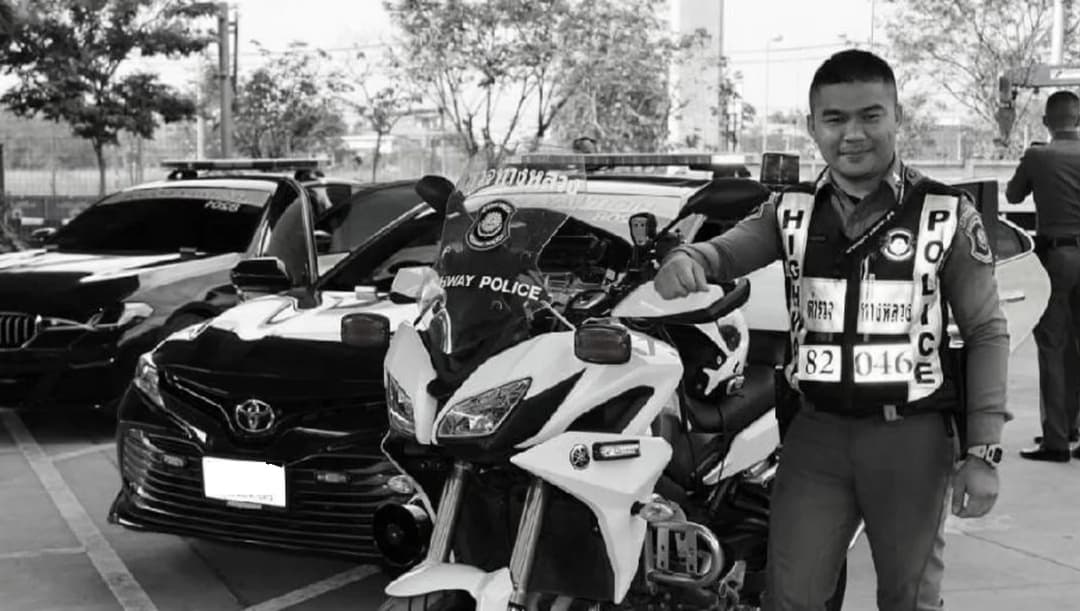 ชาวโซเชียลร่วมสดุดี ‘ตำรวจผู้กล้า’ ไล่ล่าเก๋งต้องสงสัย ก่อนถูกขับเบียดเสียชีวิต