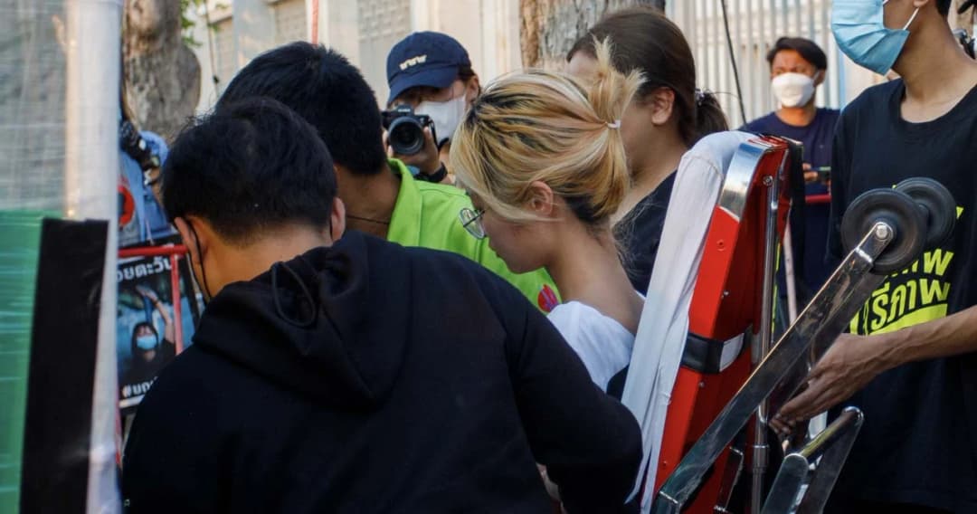 ‘ตะวัน-แบม’ ปักหลักนอนอดอาหาร หน้าศาลฎีกา สนามหลวง