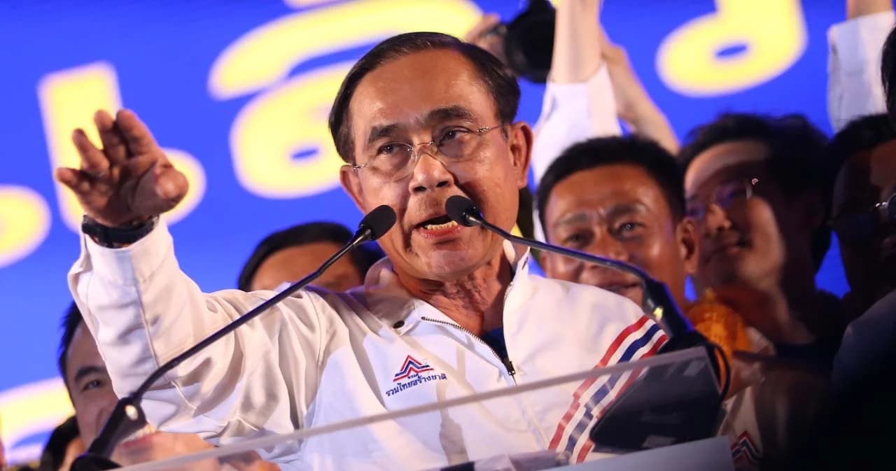 พล.อ.ประยุทธ์ ปราศรัยใหญ่ที่โคราช อ้อนอย่าทอดทิ้งลูกอีสาน เล็งเพิ่มเงินบัตรสวัสดิการฯ 1,000 บาท