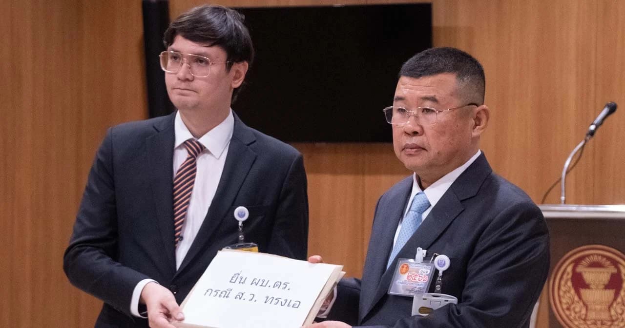 ‘รังสิมันต์ โรม’ ยื่นหลักฐานกับมือ ผบ.ตร. ขอให้ตรวจสอบเอาผิด ‘ส.ว.ทรงเอ’