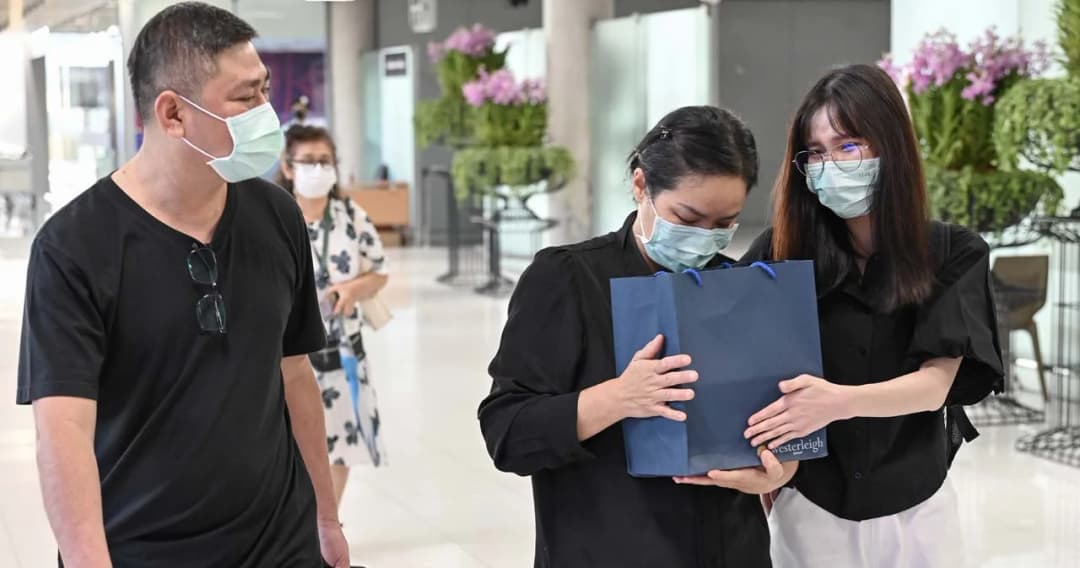 อัฐิ ‘น้องดอม’ ทีมหมูป่า ถึงไทย ครอบครัวรับกลับเชียงราย