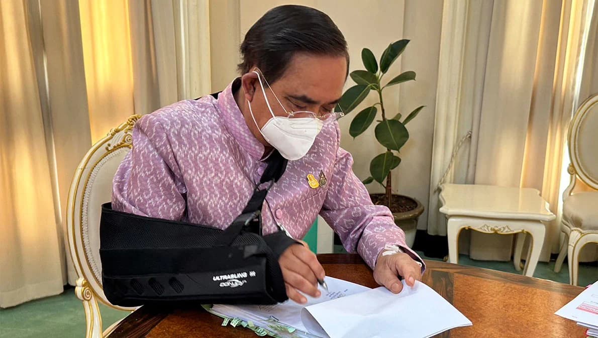 ทำงานตามปกติแล้ว นายกฯ ใส่เฝือกอ่อนเข้าทำเนียบฯ นำประชุม ครม. และเตรียมลงพื้นที่ 11 มี.ค.