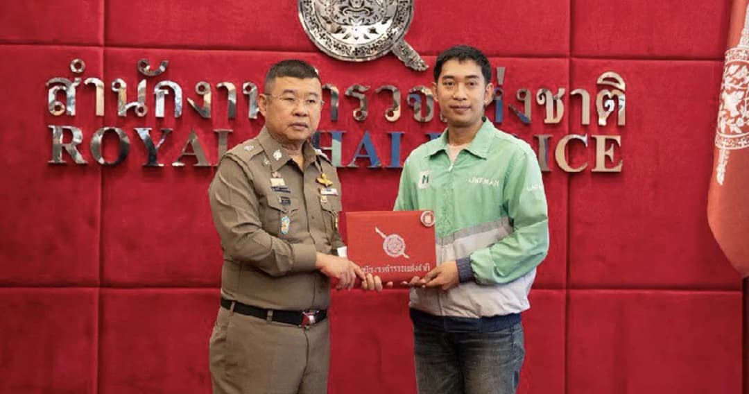 ชื่นชม ‘ไรเดอร์’ ทิ้งรถจักรยานยนต์ ทิ้งอาหารลูกค้า วิ่งเข้าช่วยเด็ก ก่อนถูกรถเฉี่ยวชนอย่างหวุดหวิด