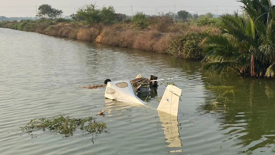 เครื่องบินเล็กตกบ่อกุ้ง จ.สมุทรสาคร ประธานสมาคมเฟรนด์ฟลายอิ้งคลับเสียชีวิต 1 ราย เจ็บ 1 ราย