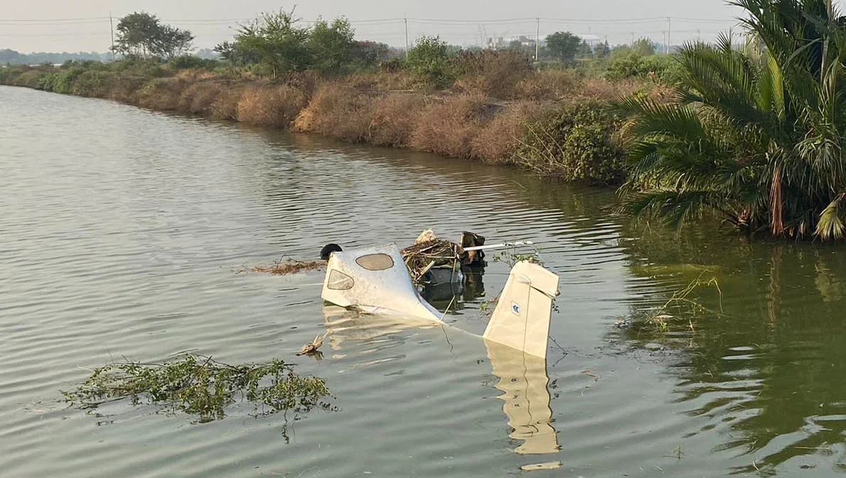 เครื่องบินเล็กตกบ่อกุ้ง จ.สมุทรสาคร ประธานสมาคมเฟรนด์ฟลายอิ้งคลับเสียชีวิต 1 ราย เจ็บ 1 ราย