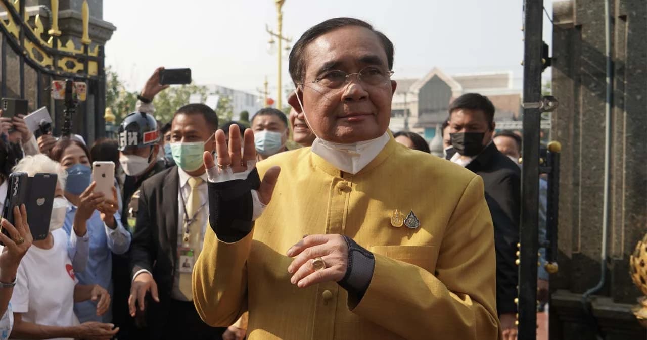 นายกฯ ไปฉะเชิงเทรา อ้อนชาวบ้าน “มือเจ็บ” ยันไม่ได้เอาสถาบันมาหาเสียง