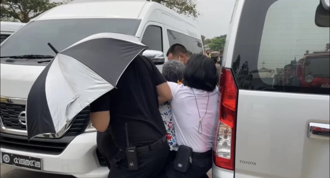 บ้านโป่งเดือด ตร. รวบหญิงสูงวัยตะโกนตำหนิการทำงาน นายกฯ ขณะกำลังลงพื้นที่