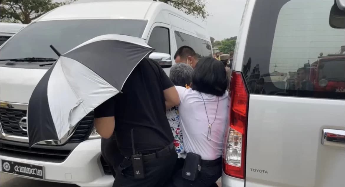 บ้านโป่งเดือด ตร. รวบหญิงสูงวัยตะโกนตำหนิการทำงาน นายกฯ ขณะกำลังลงพื้นที่