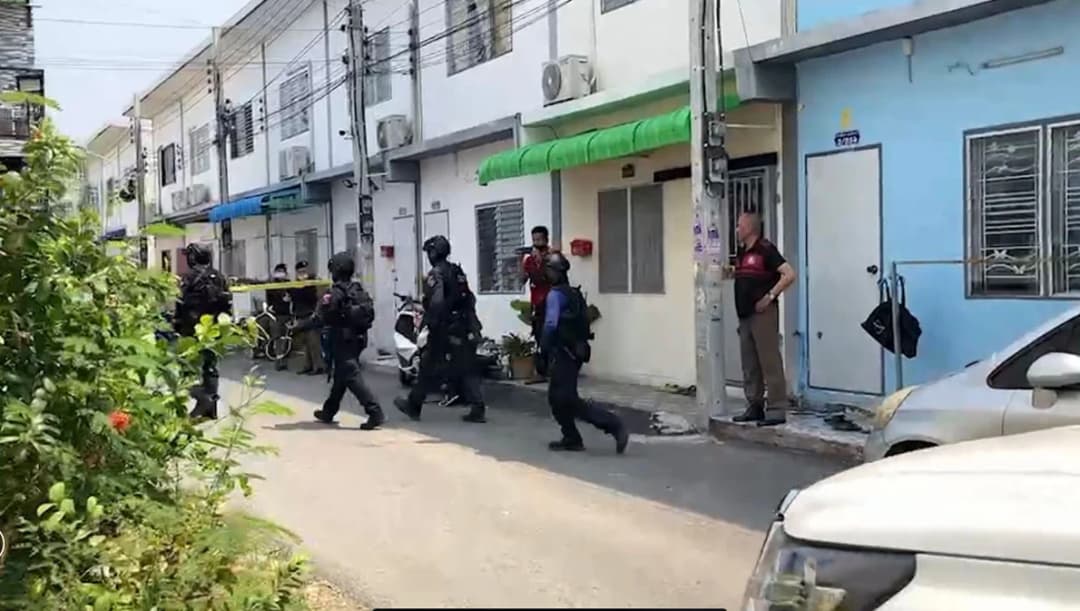 เกิดเหตุชายคลั่งยิงปืนนับ 10 นัดในบ้านพัก เขตสายไหม หน่วยอรินทราชเข้าคุมพื้นที่แล้ว