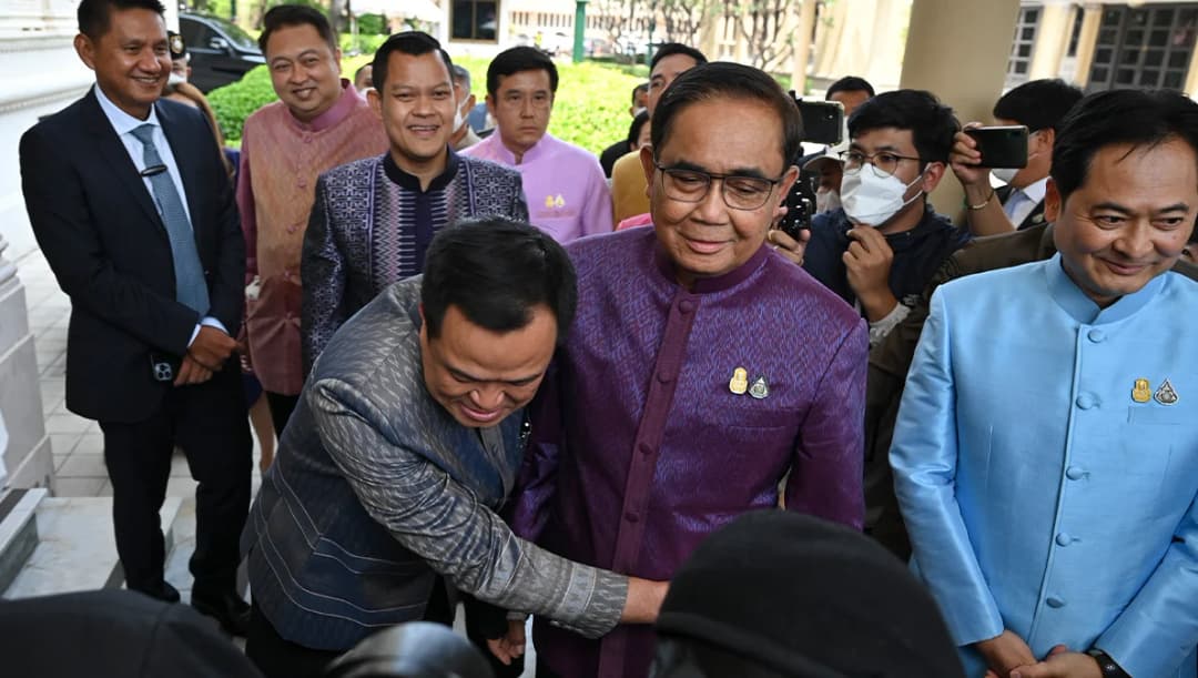 เลือกตั้ง 66  ‘อนุทิน’ ซบแทบอก ‘ประยุทธ์’ หลังประชุม ครม. นายกฯ บอกสบายใจหลายอย่าง