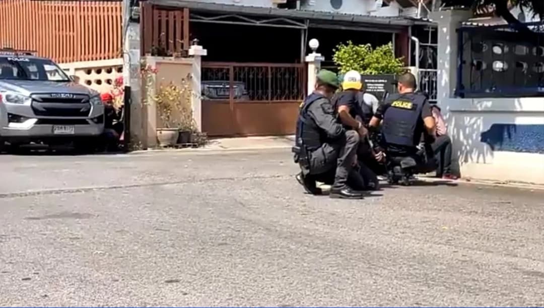 เกิดเหตุชายวัย 29 ปี ยิงปืนในหมู่บ้าน จ.เพชรบุรี มีรายงานผู้เสียชีวิต 3 ราย ตร.เร่งปิดล้อม