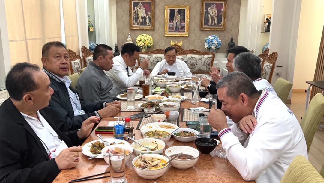 เลือกตั้ง 66  ‘อนุทิน’ วิ่งรอกพบ ‘2 ป.’ เช้าเบิร์ธเดย์ ป. ประยุทธ์ เที่ยงกินข้าวกับ ป. ประวิตร