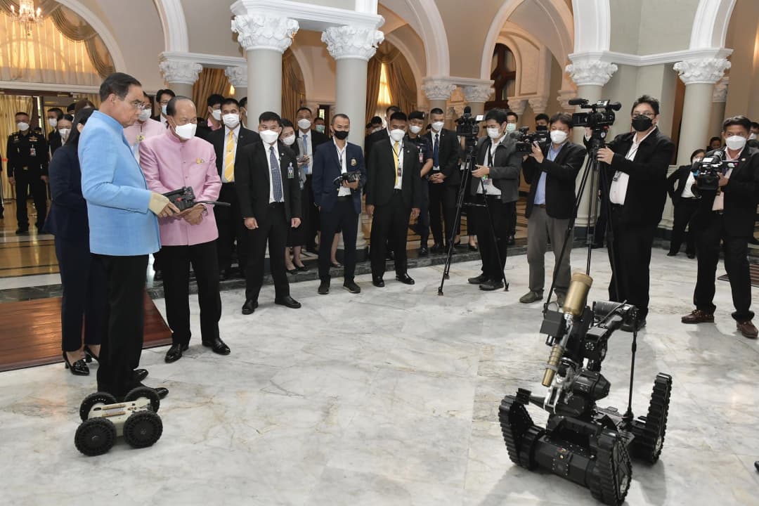 นายกฯ ทดลองขับเคลื่อนหุ่นยนต์ตรวจการณ์ ในนิทรรศการ ‘อุตสาหกรรมป้องกันประเทศ’