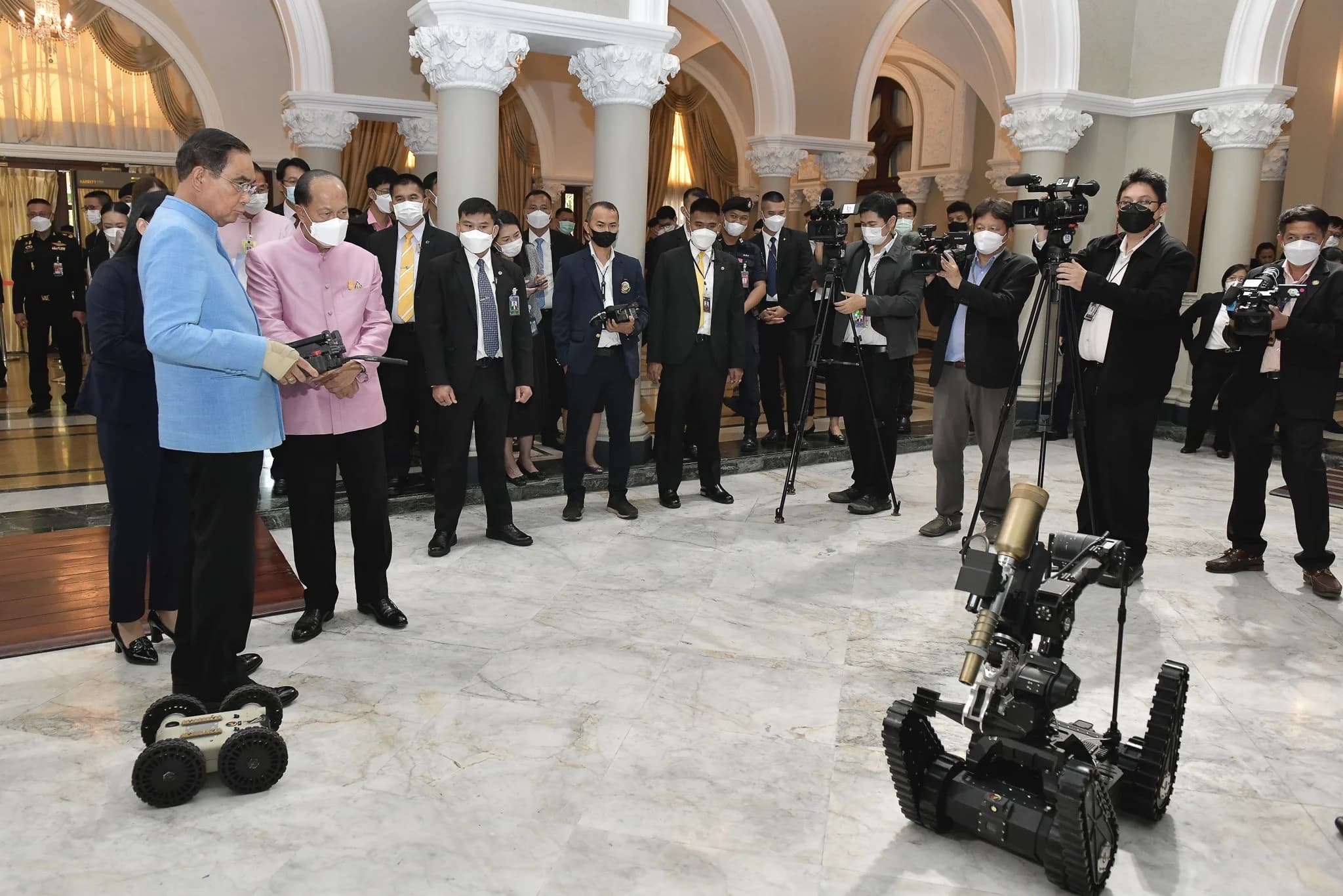 นายกฯ ทดลองขับเคลื่อนหุ่นยนต์ตรวจการณ์ ในนิทรรศการ ‘อุตสาหกรรมป้องกันประเทศ’