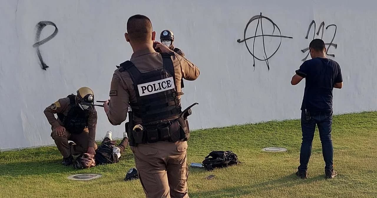 ตร.รวบชายพ่นกำแพงวัดพระแก้ว คุมตัวสอบปากคำที่บก.น.6 ล่าสุดทนายพบผู้ถูกจับกุมแล้ว