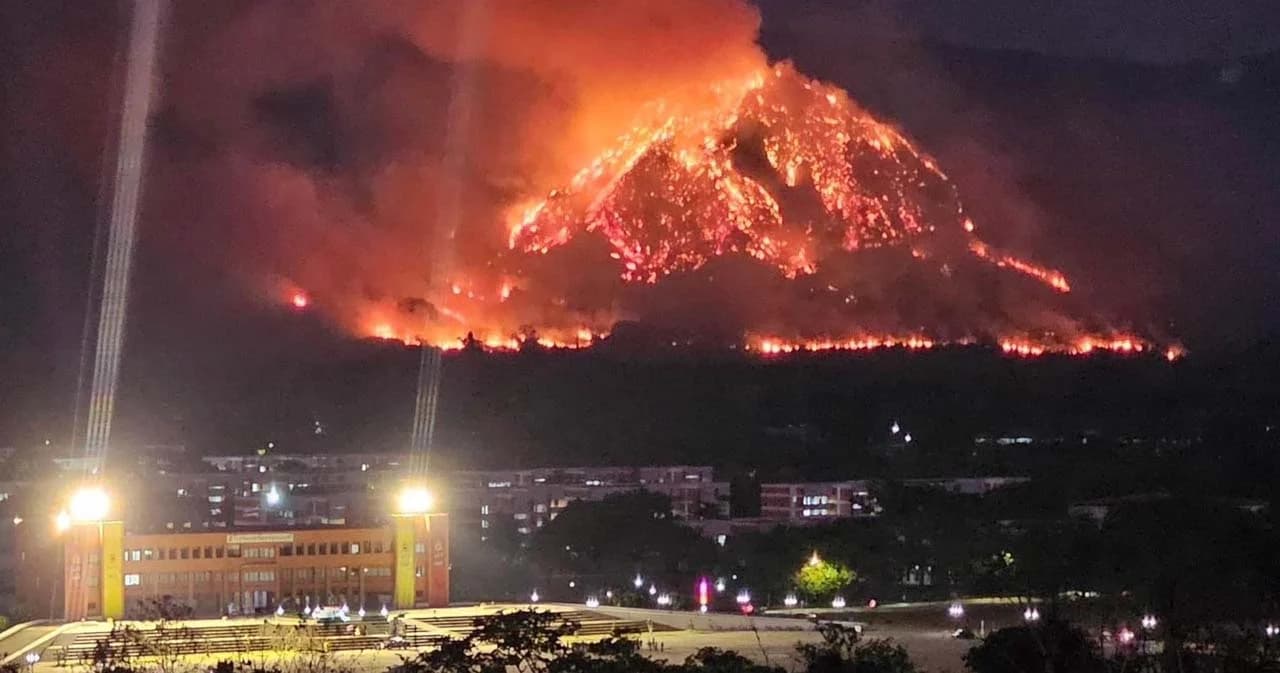 ส่งฮ.ดับไฟถึงพรุ่งนี้ ‘ไฟป่า’ ลามท่วม ‘เขาแหลม’ นครนายก สกัดกั้นยากลำบาก