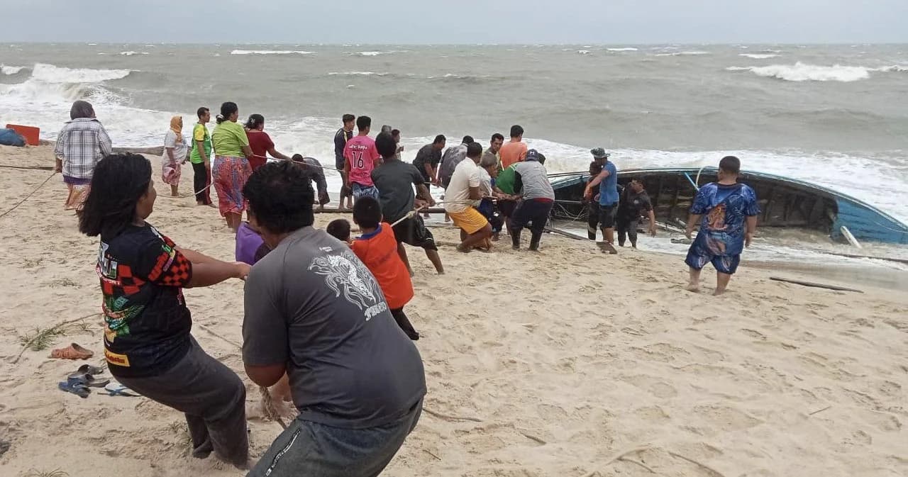 ภาคใต้คลื่นลมแรง นครศรีฯ เรือล่มหลายลำ-เสียชีวิตแล้ว 1 ขณะที่ ‘สุราษฎร์ฯ’ เฟอร์รี่ถูกซัดตะแคงครึ่งลำ