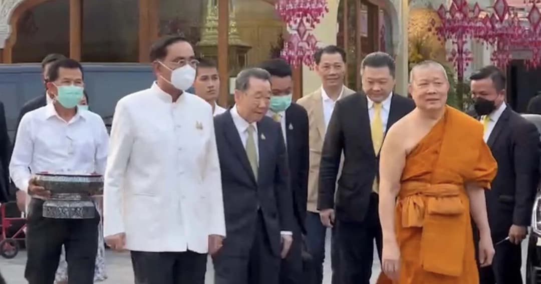 ‘พล.อ.ประยุทธ์’ ร่วมพิธีสวดนพเคราะห์รับ ‘ดาวพฤหัสย้าย’ ที่วัดไตรมิตร