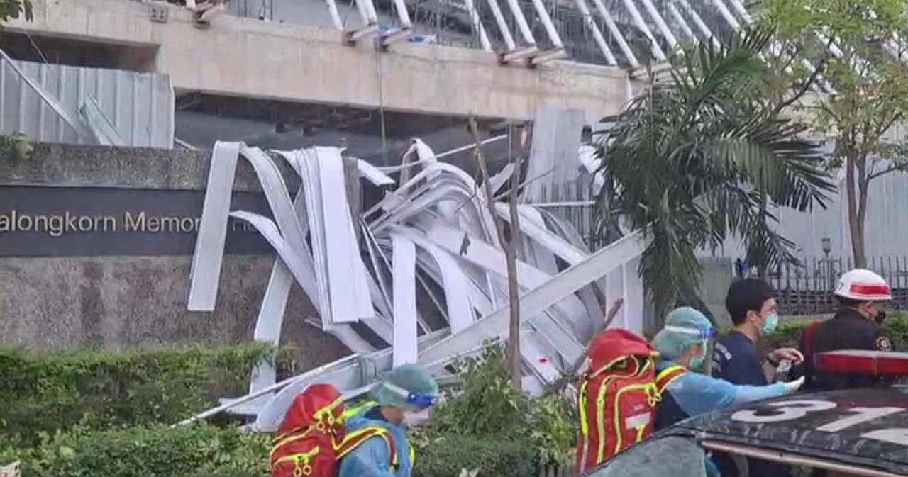ชิ้นส่วนก่อสร้างอาคารรพ.จุฬาฯ ถล่ม ก่อนพล.อ.ประยุทธ์ลงพื้นที่หาเสียงสวนลุม มีผู้บาดเจ็บ 4 คน