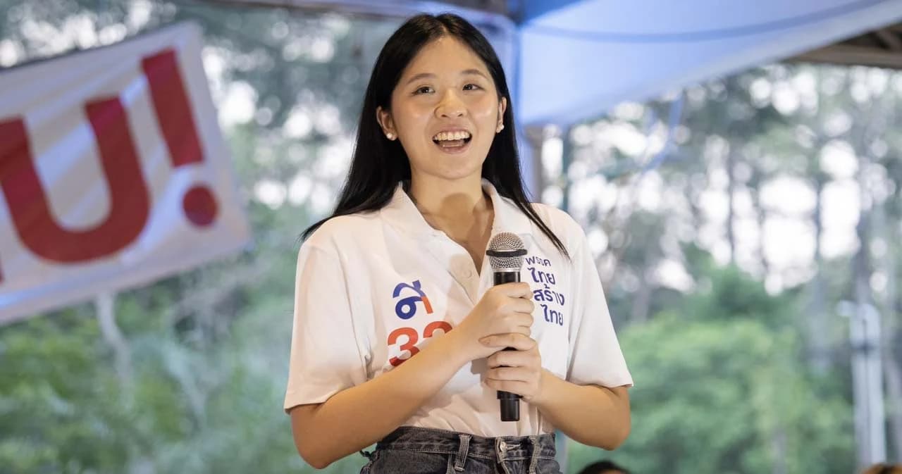 เลือกตั้ง 66 ‘จินนี่’ ลูกสาวคุณหญิงสุดารัตน์ ปราศรัยชูนโยบายการศึกษา ‘เรียนฟรีจนจบป.ตรี’