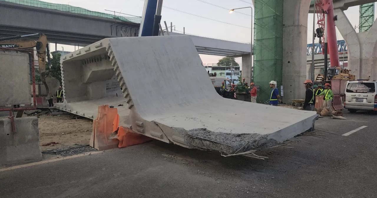 ถนนพระราม 2 แท่นปูนกำลังก่อสร้างหล่นลงมา ทับคนงานเสียชีวิต 1 คน