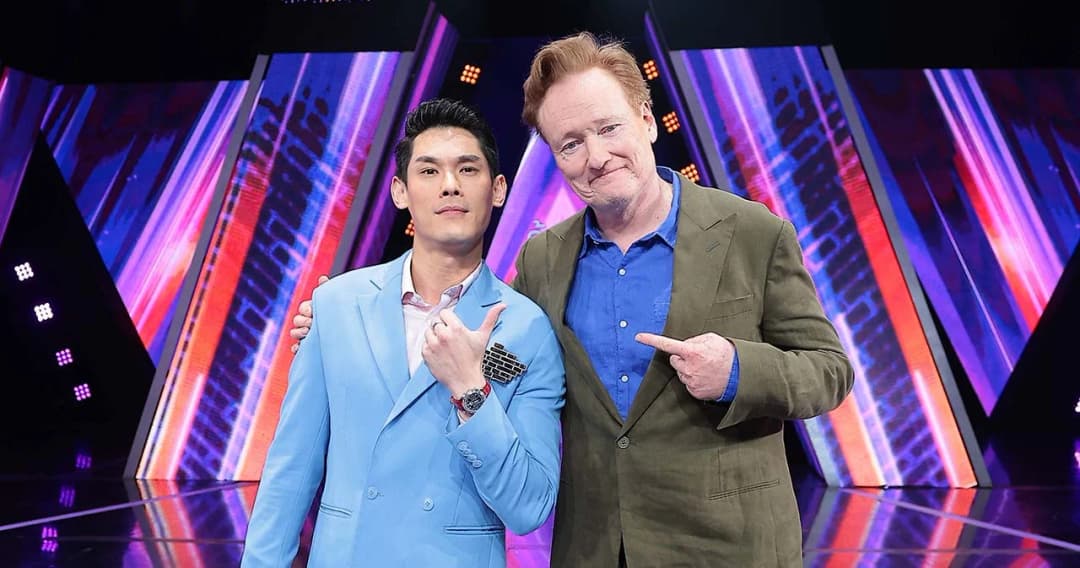‘Conan O’Brien’ พิธีกรชื่อดังชาวอเมริกัน ยกกองถ่ายทำข้ามประเทศ บินตรงร่วมเปิดรายการ ‘ร้องข้ามกำแพง’ 