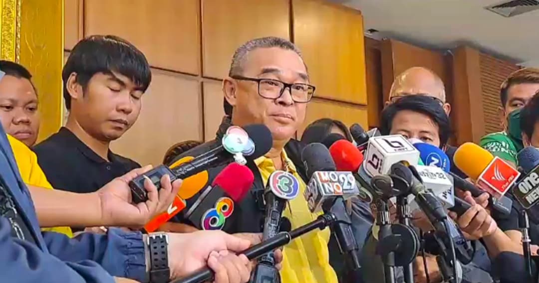 ‘3 นักร้องฯ’ ตบเท้าเข้าพบ กกต. ให้ปากคำ คดีหุ้นสื่อ ‘พิธา’ เจอ ‘วรัญชัย’ โผล่คัดค้านคนร้อง