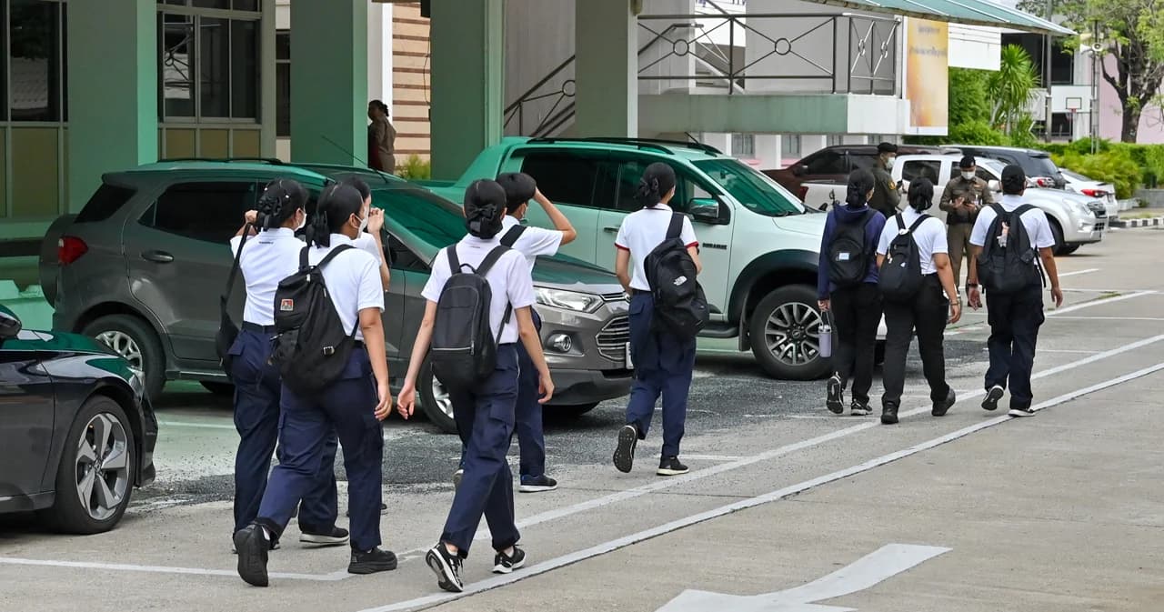 ‘กองร้อยน้ำหวาน’ เข้า ร.ร.เตรียมพัฒน์ หลัง ‘หยก’ เดินเข้าไปเรียนในเช้าวันนี้