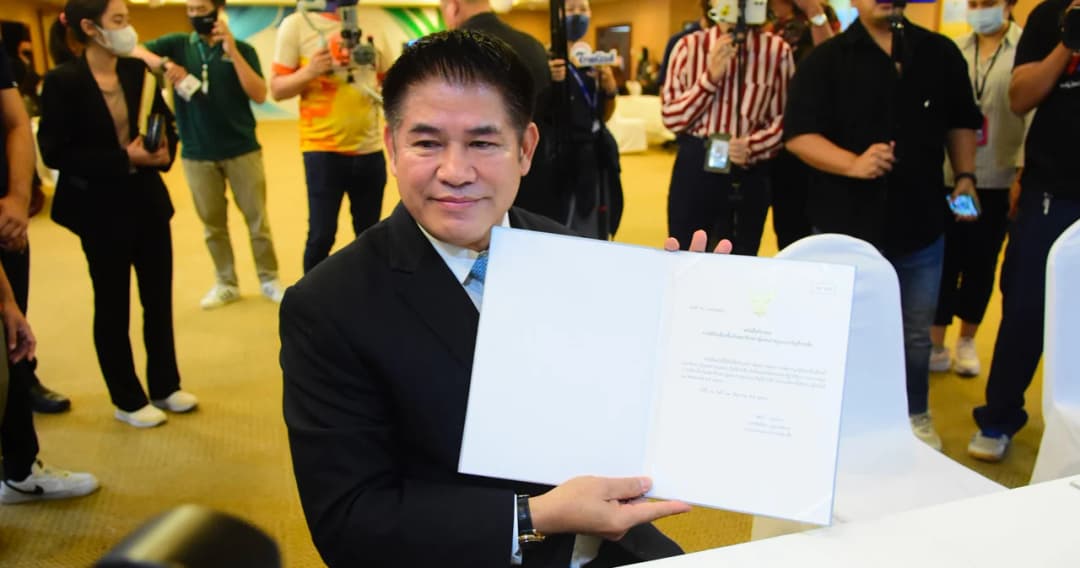 เลือกตั้ง 66 ‘ธรรมนัส’ รับหนังสือรับรอง ส.ส. จาก กกต. ของตัวเอง และรับแทน ‘พล.อ.ประวิตร’