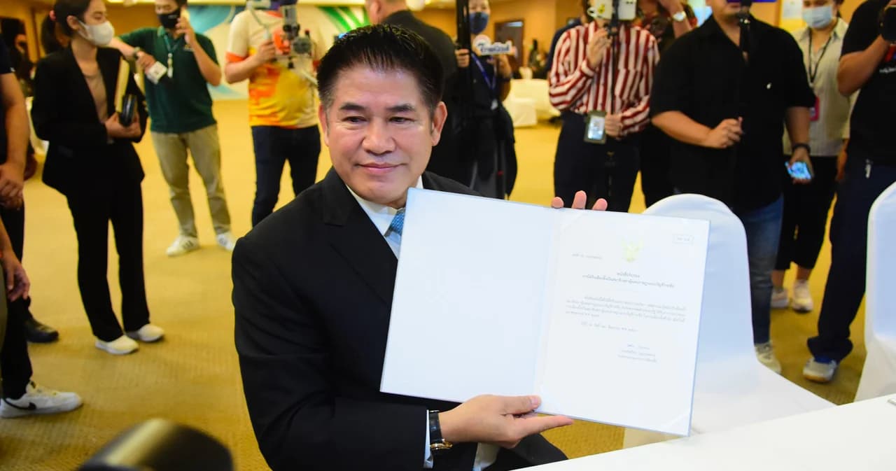 เลือกตั้ง 66 'ธรรมนัส' รับหนังสือรับรอง ส.ส. จาก กกต. ของตัวเอง และรับแทน 'พล.อ.ประวิตร'