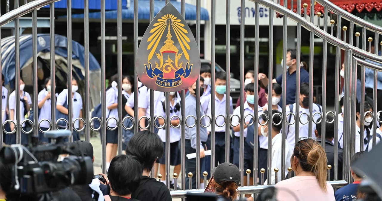 ผู้ปกครอง รอรับนักเรียน ร.ร.ราชวินิตมัธยม กลับบ้าน หลังเกิดเหตุถังดับเพลิงระเบิด