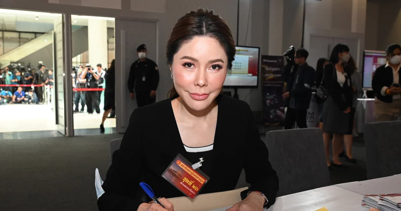 เลือกตั้ง 66 กฎหมายห้ามสภาผัวเมีย ‘ประวีณ์นุช’ เข้ารายงานตัวต่อสภาฯ ปัดตอบหย่าจากอดีตสามี ส.ว. หรือยัง