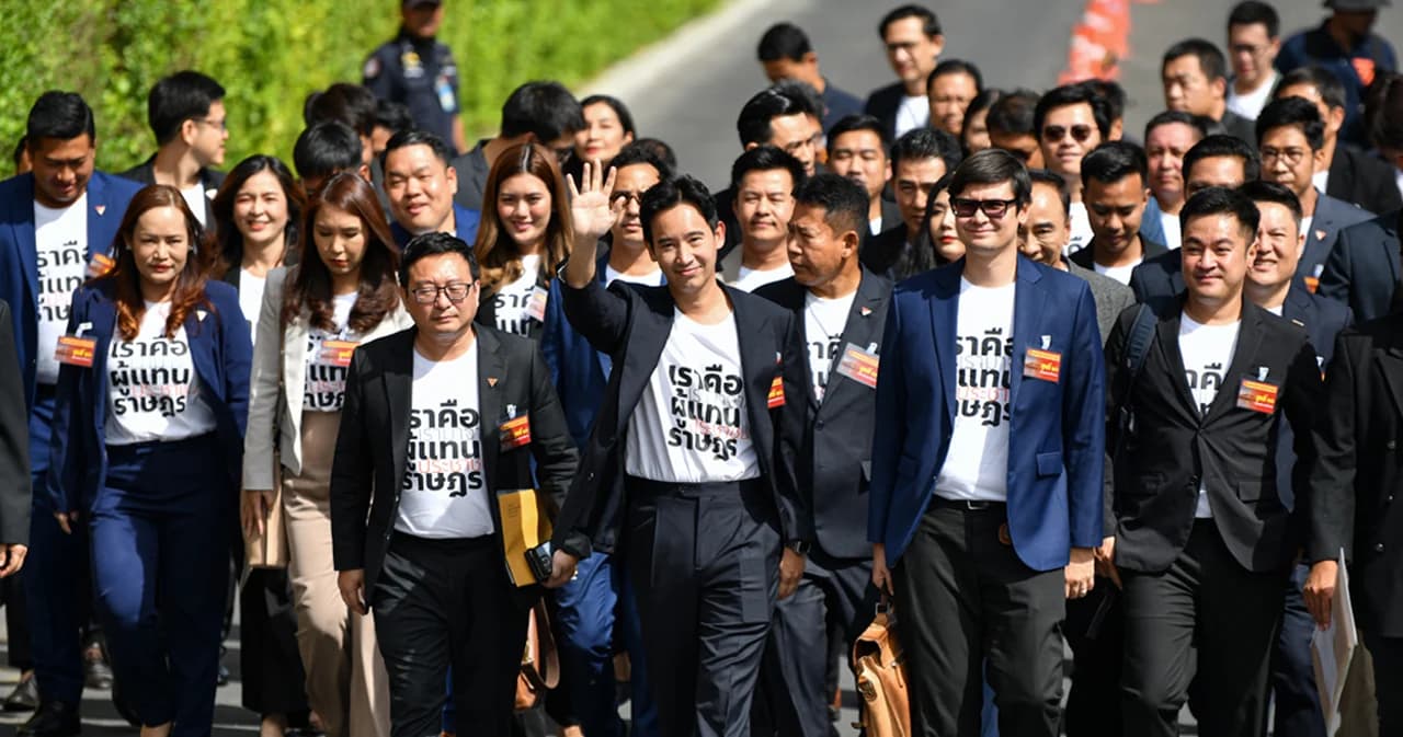 เลือกตั้ง 66 “เราคือผู้แทนราษฎร เรามาจากประชาชน” พิธา นำ ส.ส.ก้าวไกล เข้ารายงานตัวต่อสภาฯ