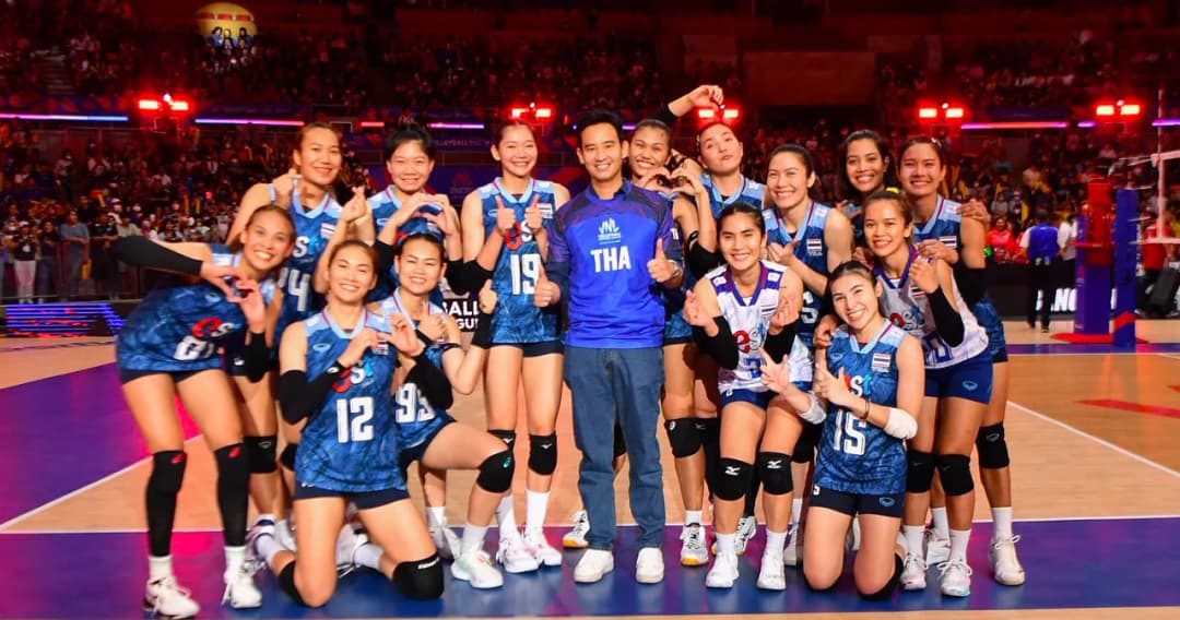 Volleyball World ปล่อยภาพ ‘พิธา’ บุกเซอร์ไพรส์วอลเลย์บอลหญิงทีมชาติไทยนัดดวลกับตุรกี