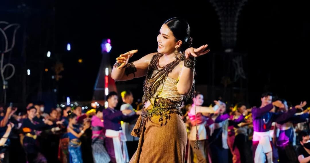 ‘ชมพู่ พรพรรณ’ นักวอลเลย์บอลหญิงทีมชาติไทย รำบูชาองค์พญาศรีสัตตนาคราช บ้านเกิดนครพนม