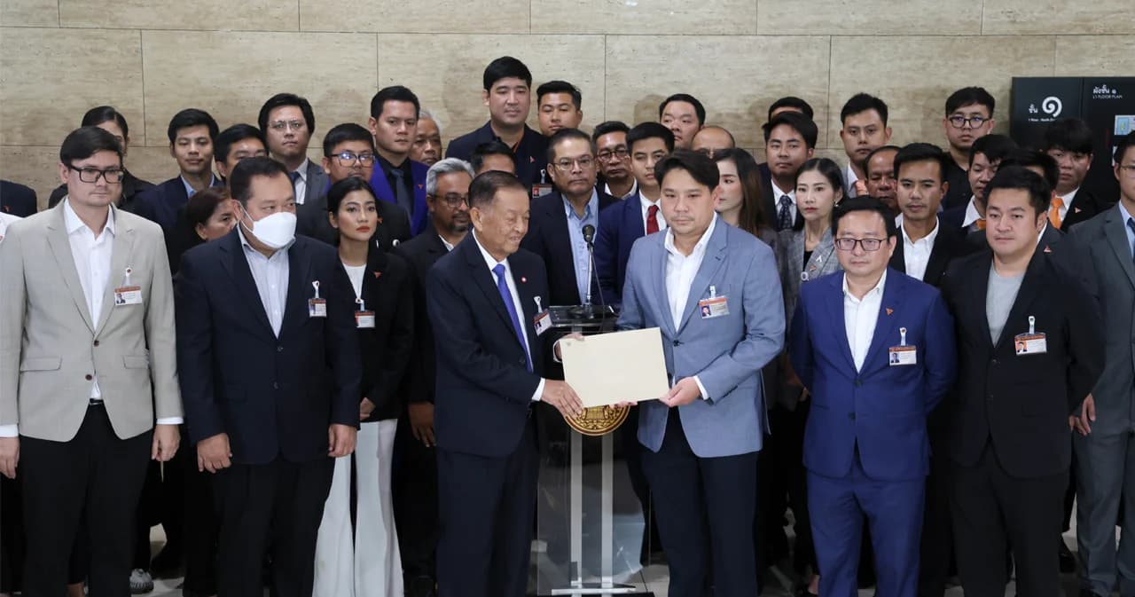 "คืนอำนาจให้แก่ประชาชน" ก้าวไกล ยื่นแก้ ม.272 ตัดอำนาจ ส.ว. เลือกนายกฯ